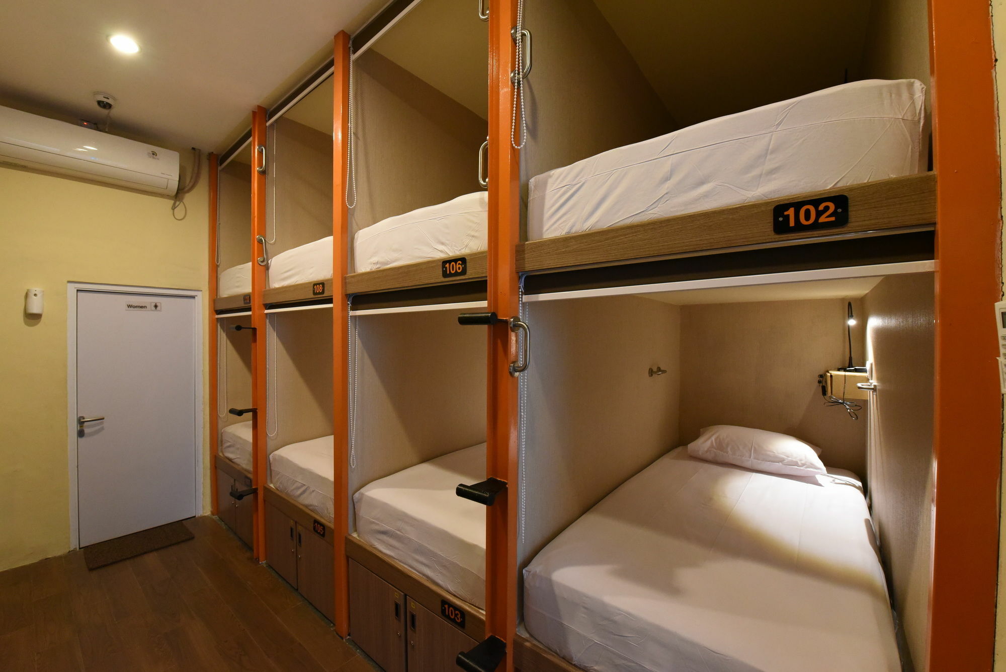 Legian Capsule Hotel Exterior photo